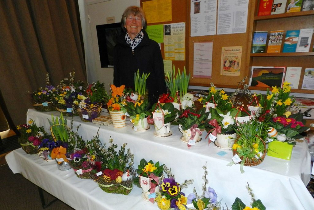 Selbst gebastelte Ostergestecke, Palmbuschen und Stickereien 2